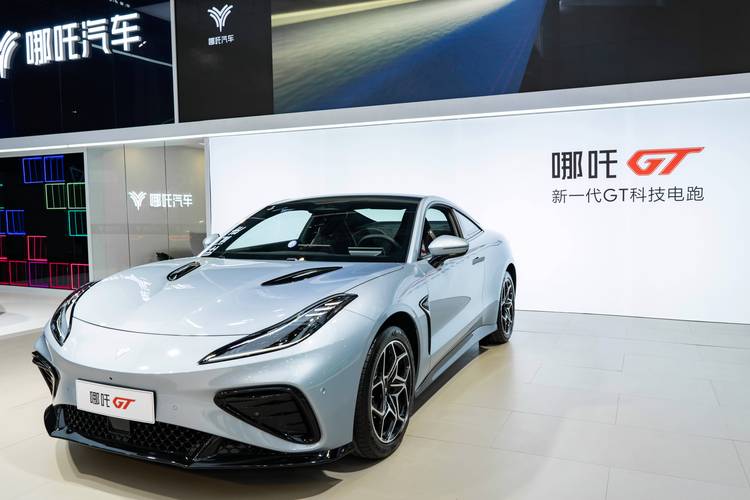 广州245哪吒汽车在智能汽车领域的表现，领途汽车在新能源汽车市场中的影响力